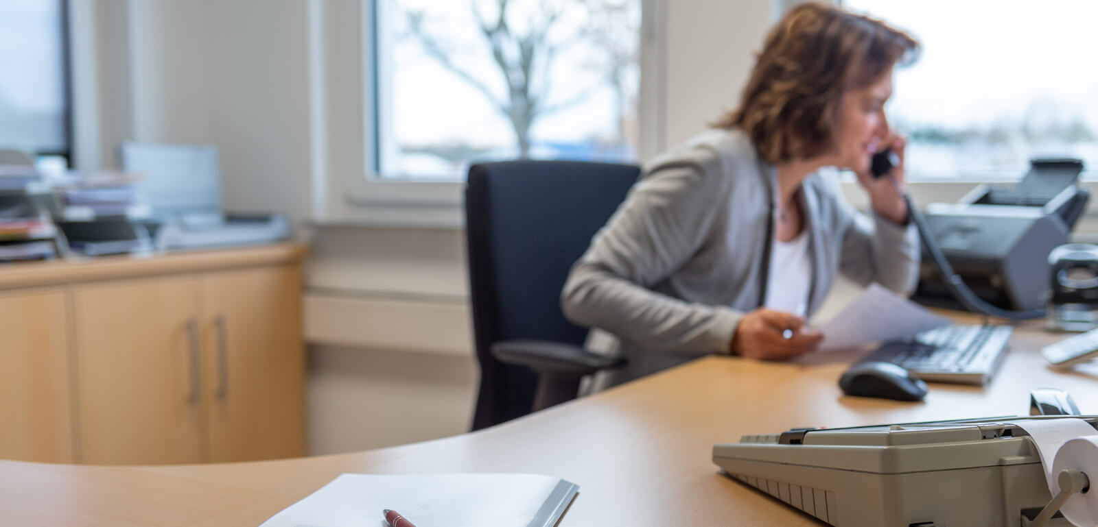 Steuerberaterin am Telefon - Gespräch zur Digitalisierung